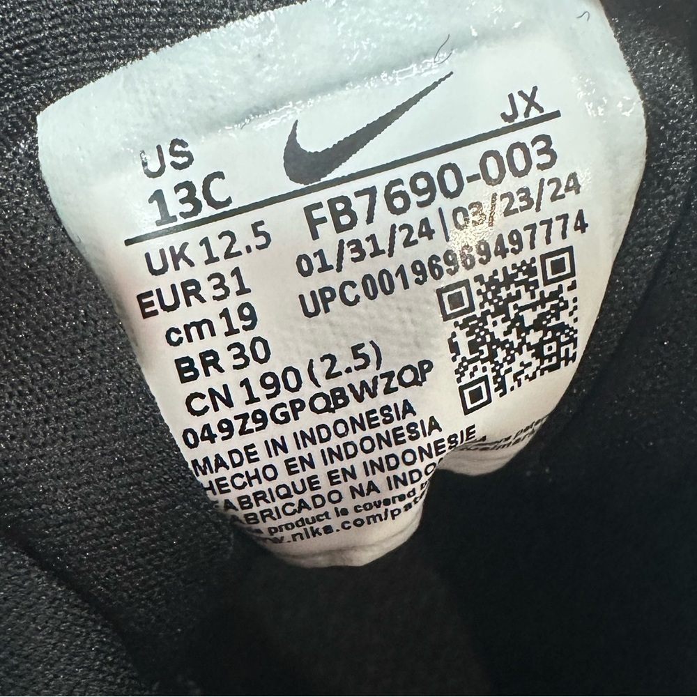Nike Black and White Sneakers with Velcro Strap - Picture 7 of 8